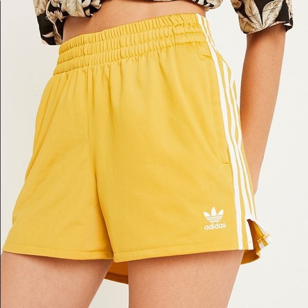 ADIDAS Yellow Shorts - Pockets Size S
